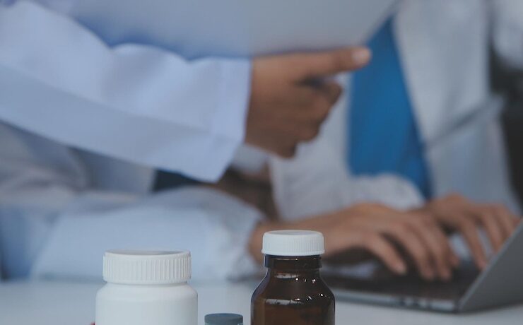 doctor-discussing-diagnosis-meeting-group-doctor-discussing-work-matter-office-work-medical-team-discusses-treatment-options-with-patient_265022-91101